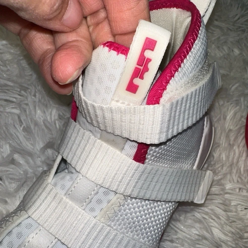 Nike 'Lebron Soldier 11' Kay Yow GS 918369-102 White Pink Cancer Sz 3y 4.5 Wm